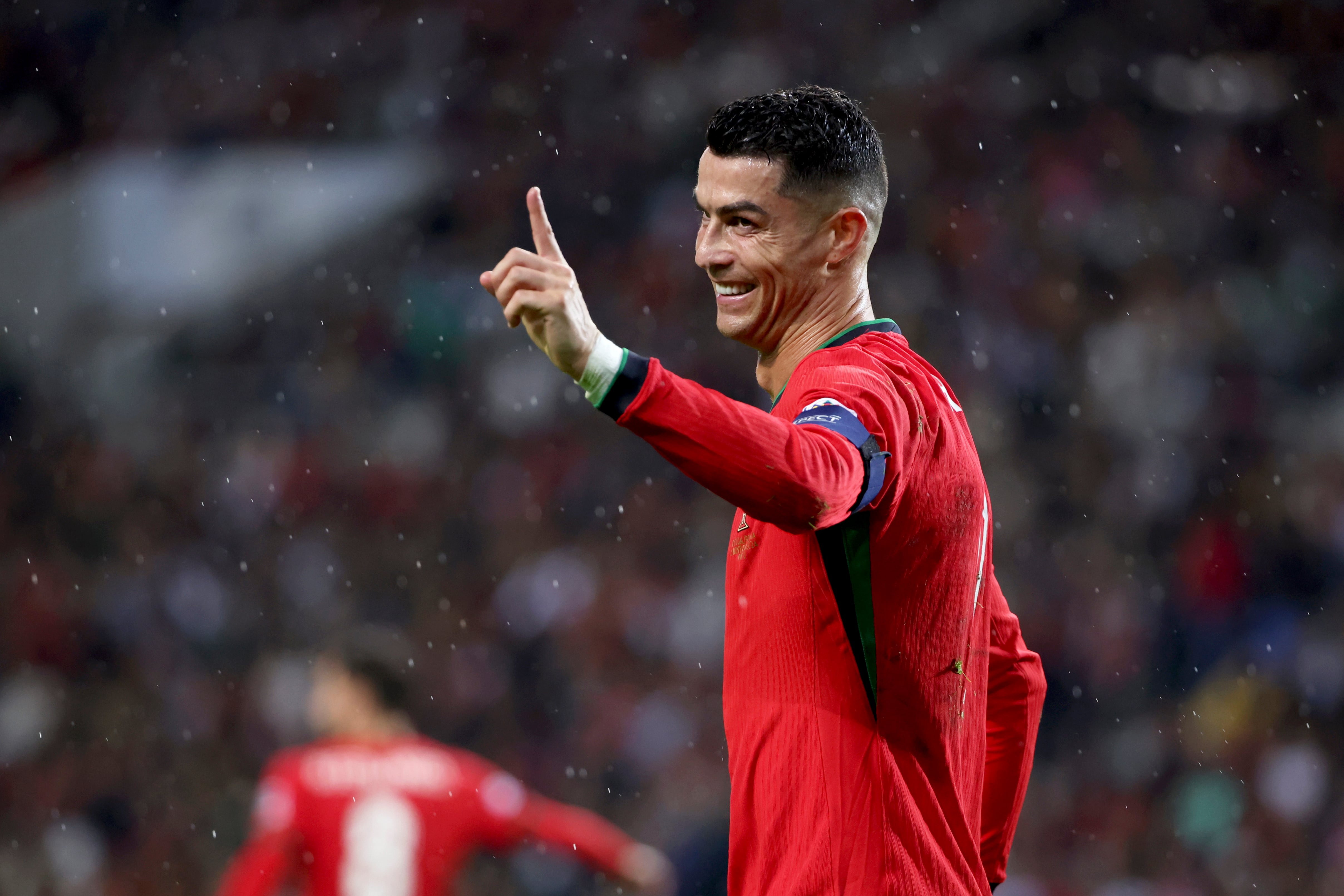 Cristiano Ronaldo, de Portugal, hace un gesto durante el partido de la Liga de  Naciones, disputado el viernes 15 de noviembre de 2024, ante Polonia en Oporto (AP Foto/Luis Vieira)