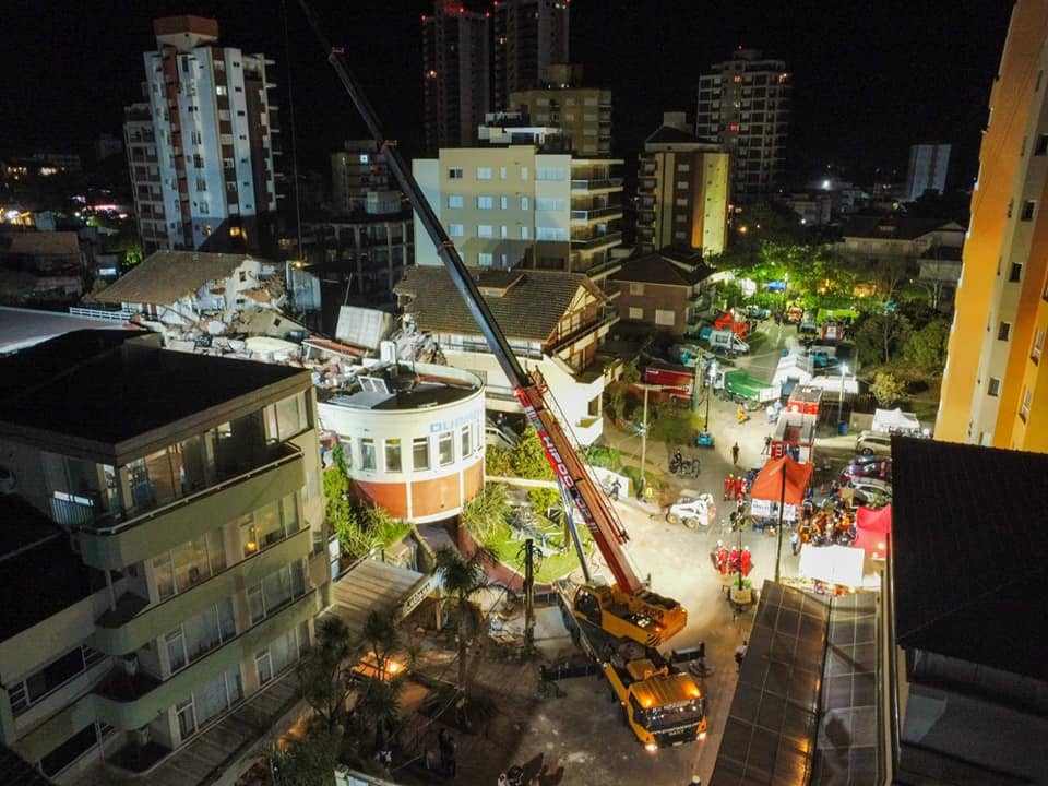 Derrumbe en Villa Gesell. El operativo de rescate, durante la noche. (Municipalidad de Villa Gesell)