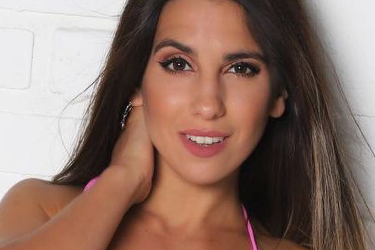 Cinthia Fernández la rompió con un look azul eléctrico: palazzo y minitop, veraniega y elegante