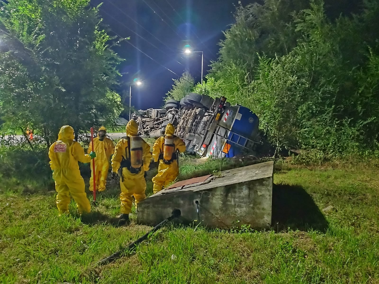 El rodado quedó de costado a la vera del camino.