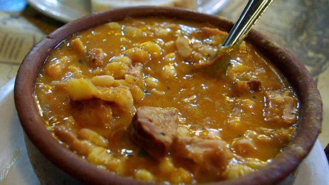 Hay lugares en Córdoba que venden locro todos los días del año, pero este jueves parece ser el marco ideal. 