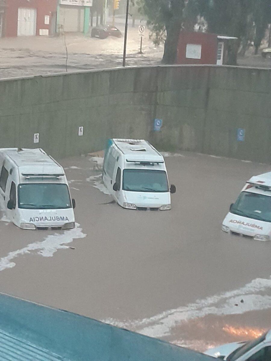 Las ambulancias quedaron bajo el agua en el hospital local de Bahía Blanca.