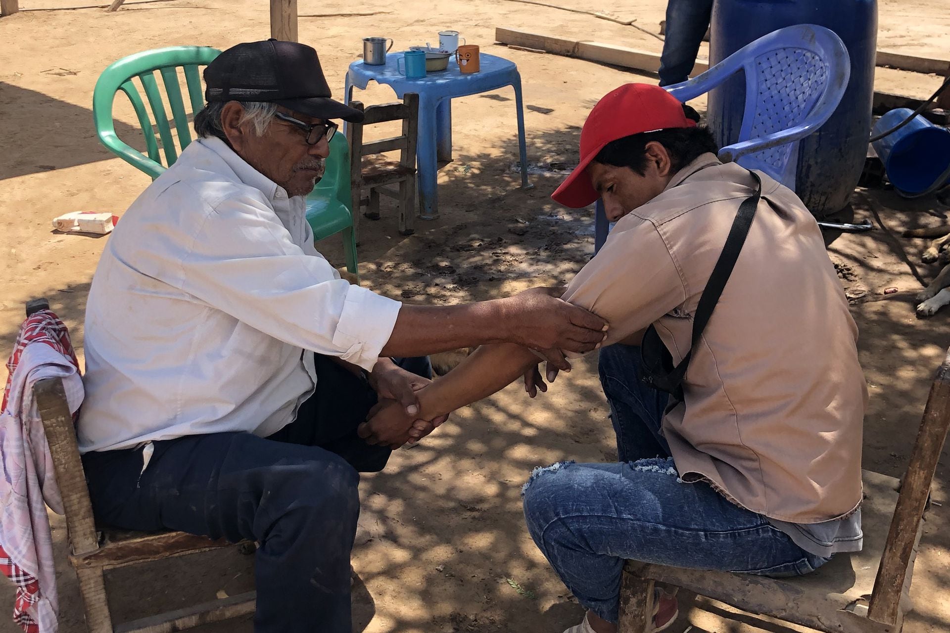 La comunidad recibe ayuda de la Cruz Roja, pero necesitan un mejor acceso al agua potable y la luz.