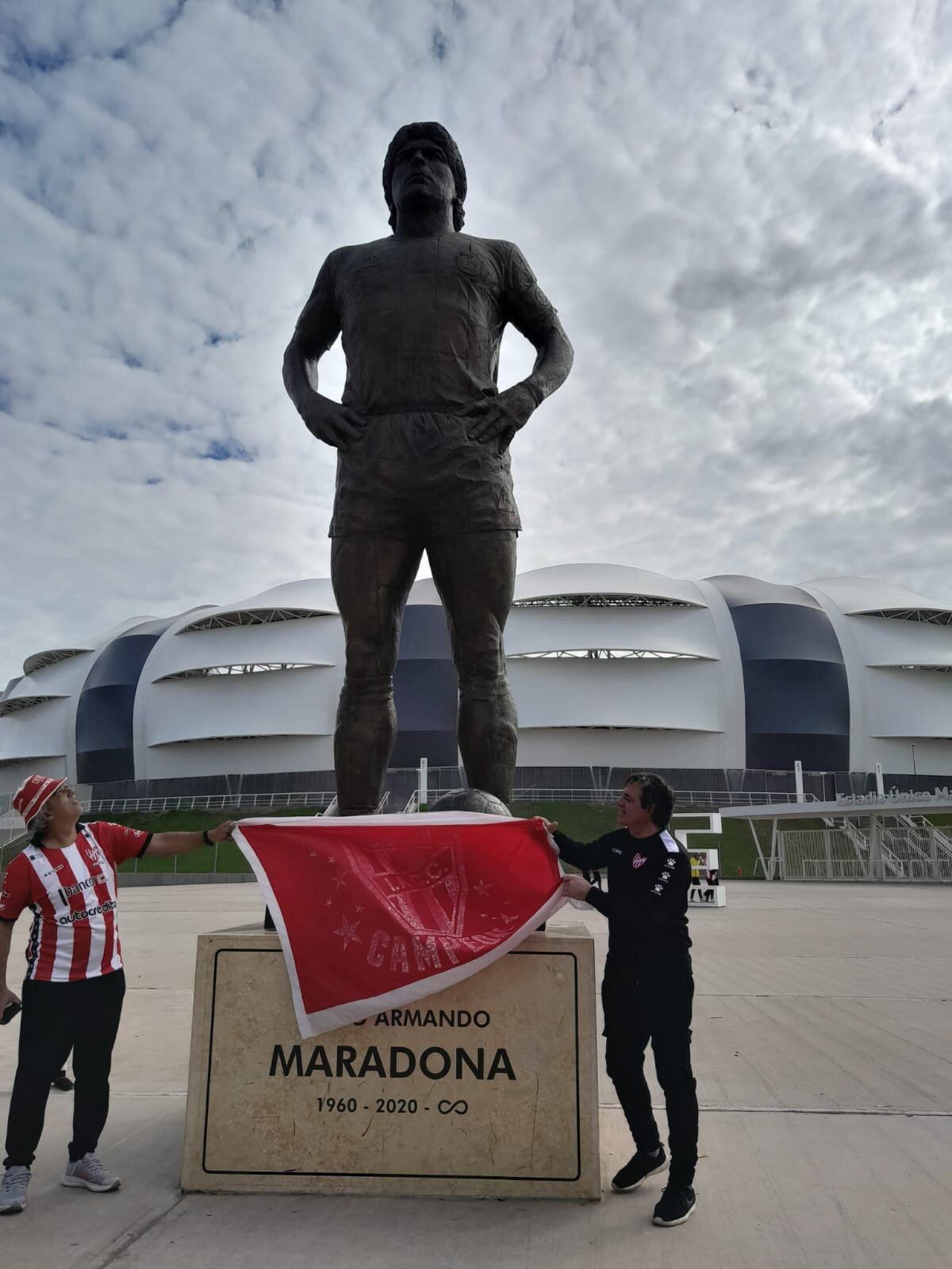 Los albirrojos no dudaron en acompañar a su club, en el día de su cumpleaños.