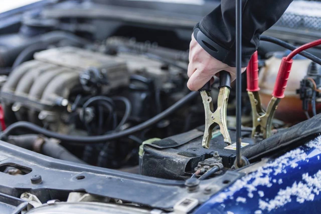 Entre lo métodos para arrancar el auto, se pueden utilizar pinzas de batería.