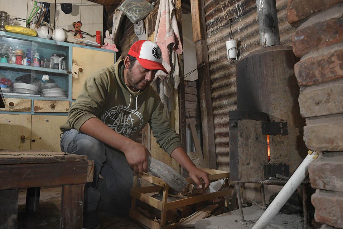 En 2002, en el país, aún hay hogares que se calefaccionan y cocinan utilizando leña. Tierra del Fuego no es la excepción.
