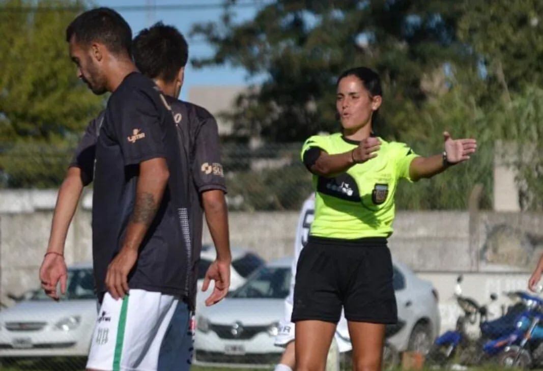 Fue durante un partido de fútbol de la liga tandilense y de la Unión Regional Deportiva fue arbitrado por Camila Romero Barsottini