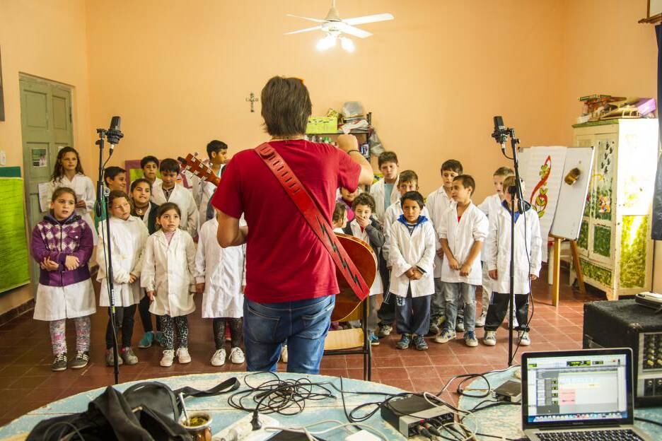 Ramiro Lezcano junto a sus alumnos.