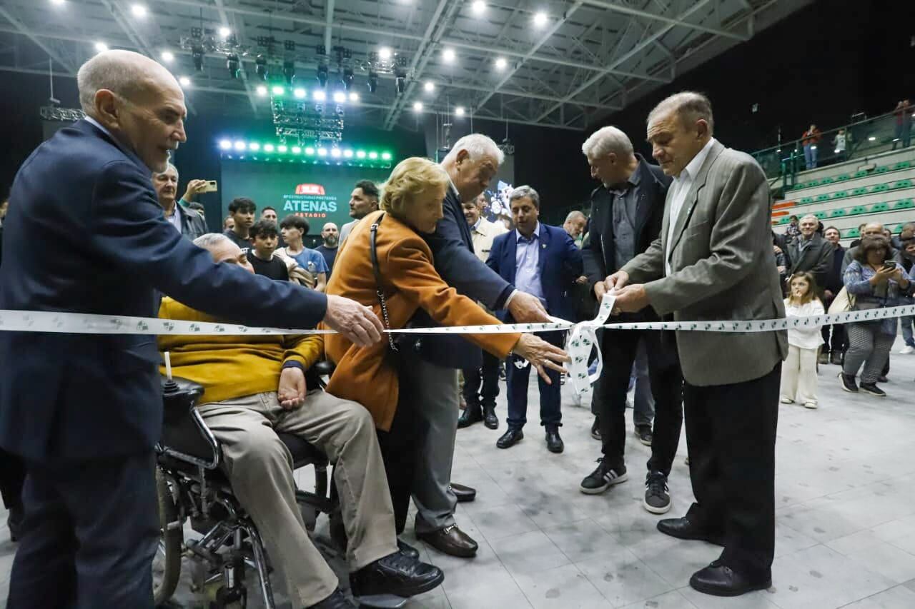 La inauguración del estadio de Atenas, con el corte de cintas, encabezado por el histórico dirigente Felipe Lábaque. (Germán Ruiz / Prensa Atenas)