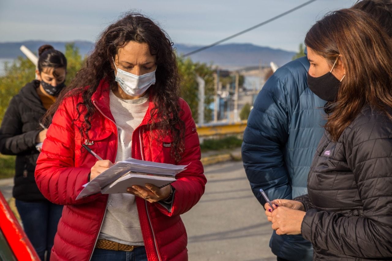 Atención al Vecino de la Municipalidad de Ushuaia, junto a la concejala Laura Ávila, recorrieron el barrio Los Alerces.