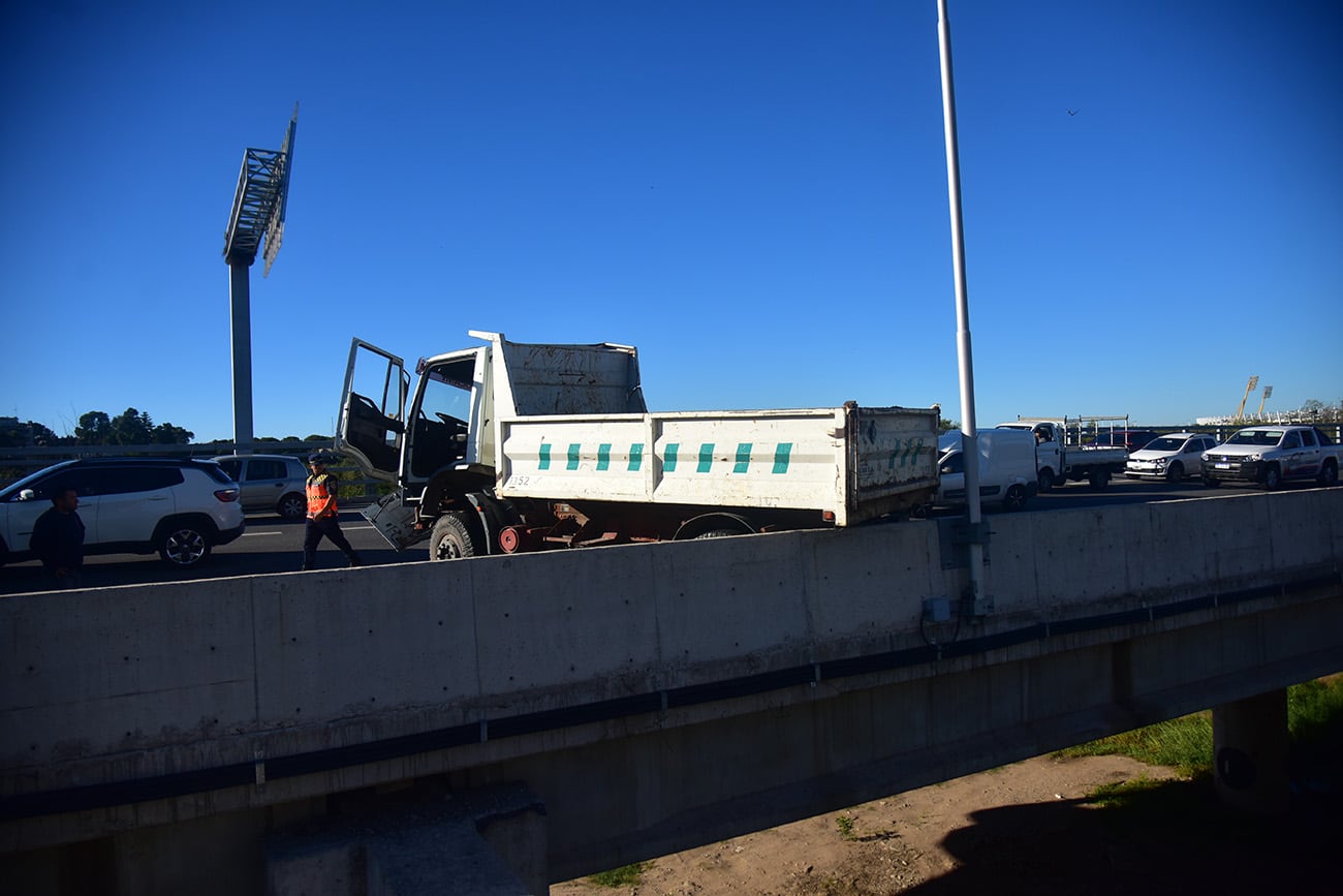 Una camión choco frente al kémpes en el anillo interno de la circunvalación (Pedro Castillo /La Voz)