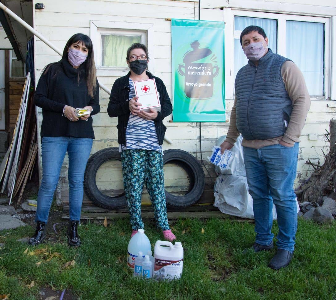 Elementos de limpieza y desinfección, alcohol en gel y sanitizante, fueron los elementos entregados.