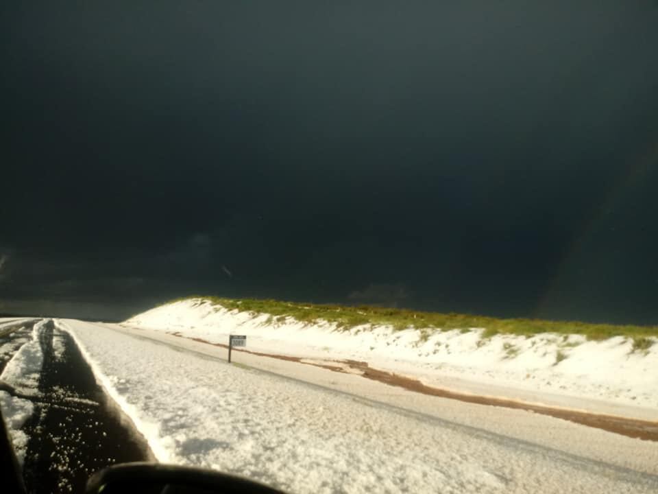 La ruta 40 quedó cubierta de blanco luego de una feroz tormenta de piedra y granizo. 