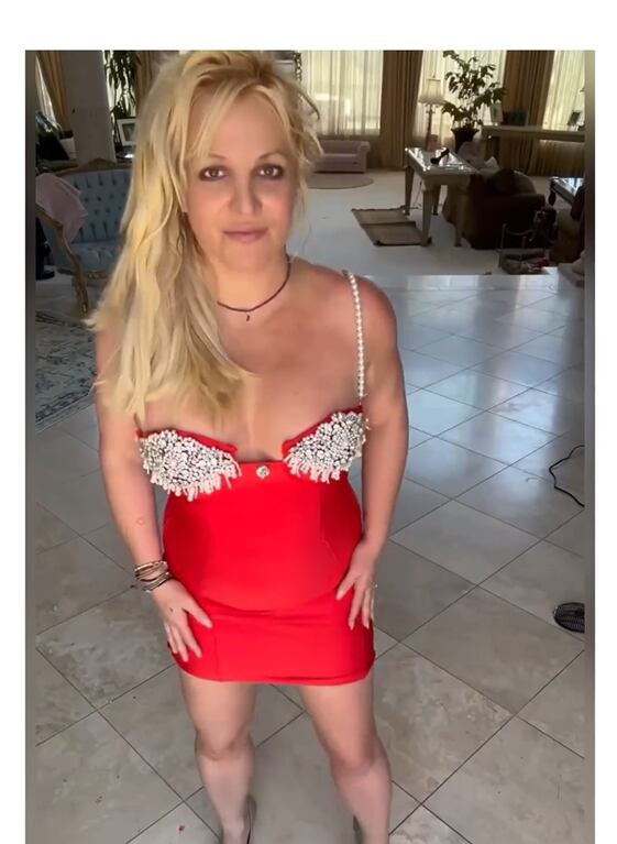 Puro fuego: Britney Spears cautivó Instagram con un vestido rojo pasión