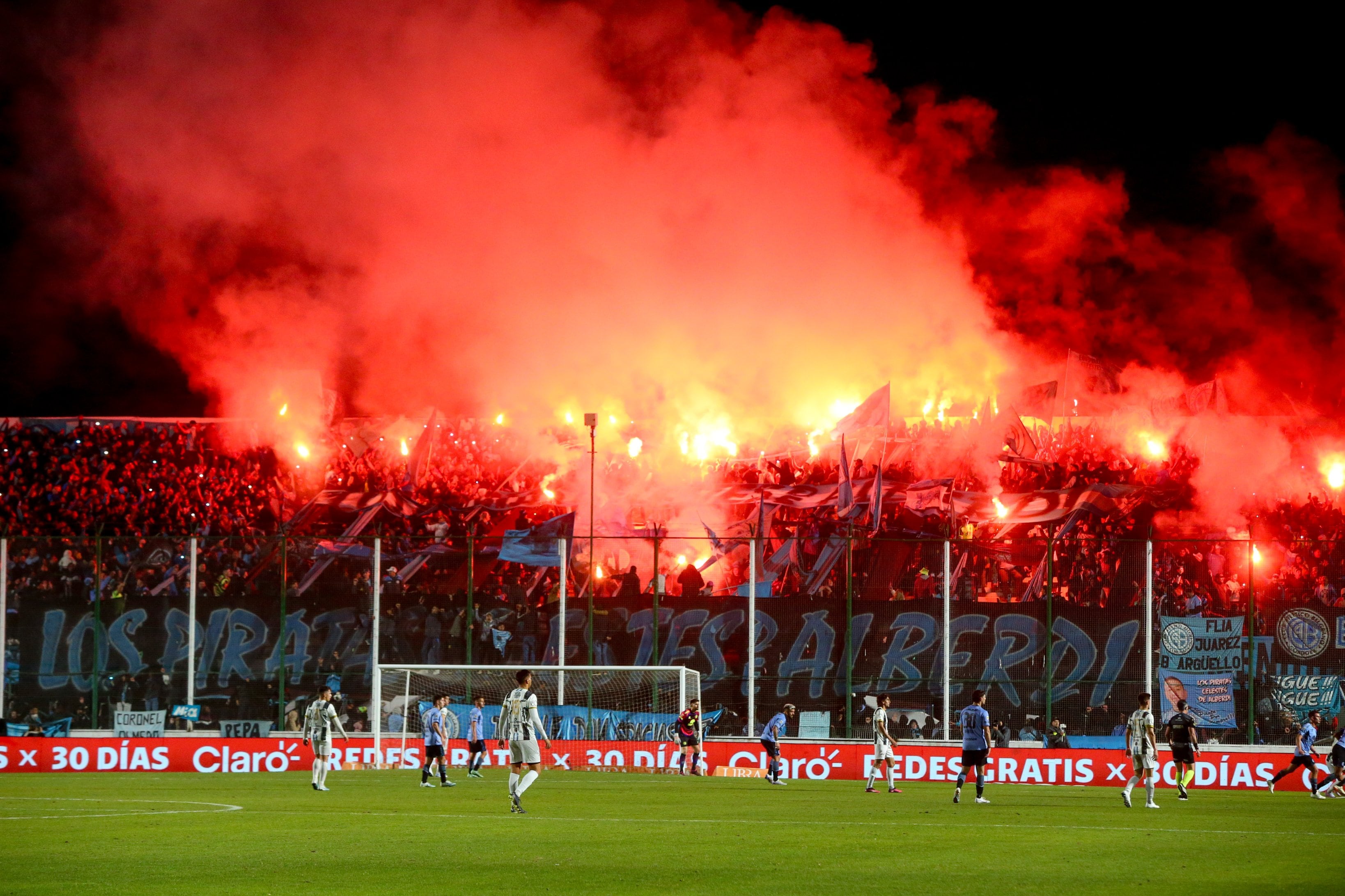 La hinchada de Belgrano en la cancha de Sarmiento, donde el equipo venció a Claypole por la Copa Argentina. (Prensa Belgrano)