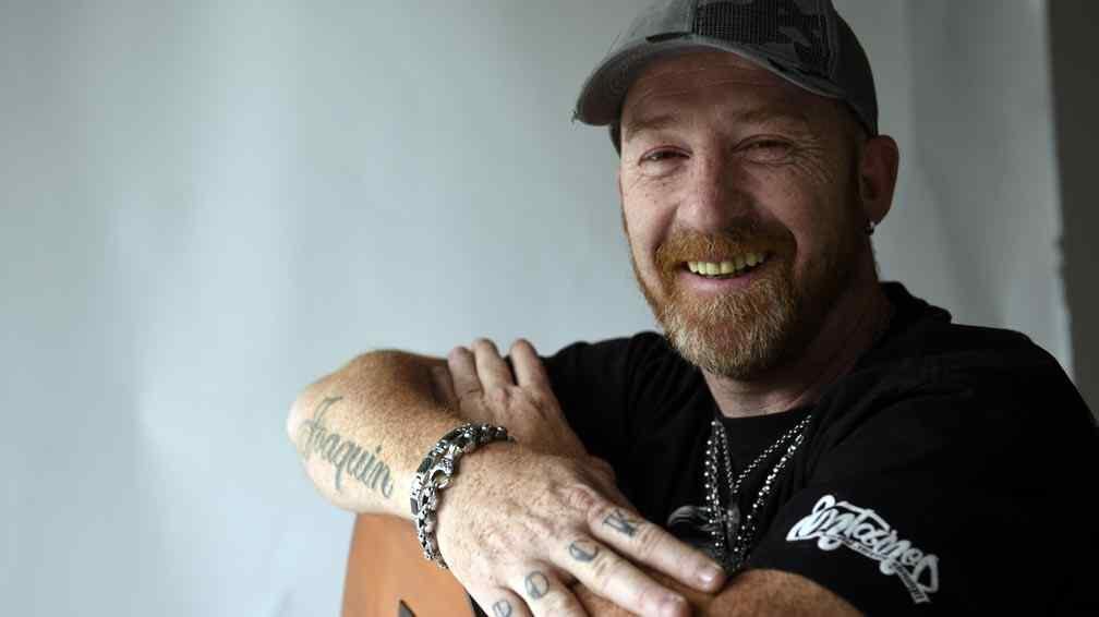 Rolo, de La Beriso, con su guitarra. Fotografía de Ramiro Pereyra.