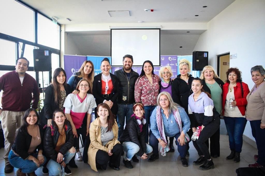 Charla sobre sensibilización y prevención del cáncer de mama.