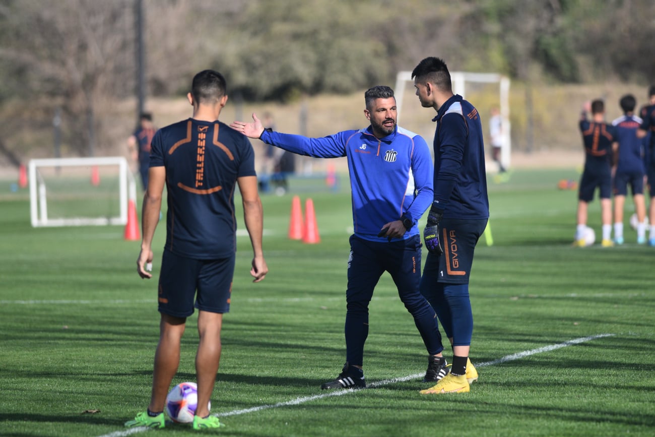 Lautaro Morales charla con Javier Gandolfi en la práctica de Talleres (Ramiro Pereyra / La Voz)