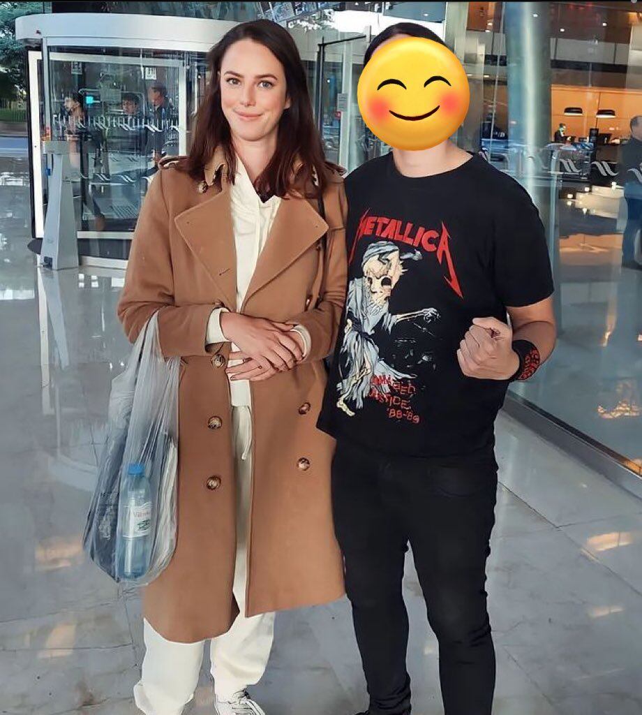 Kaya Scodelario junto a un fan en Buenos Aires.