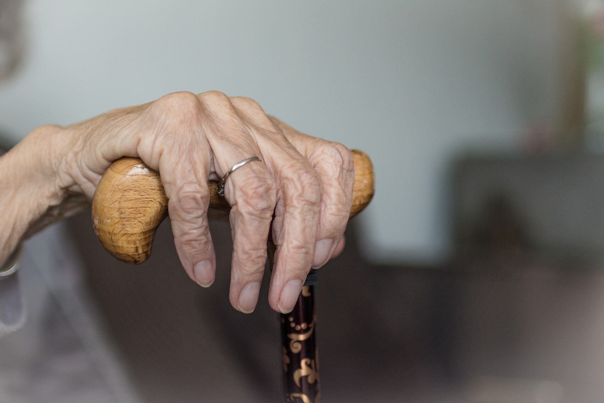 La mujer fue sorprendida por los delincuentes el jueves al medio día y fue rescatada del baño el domingo (imagen ilustrativa).