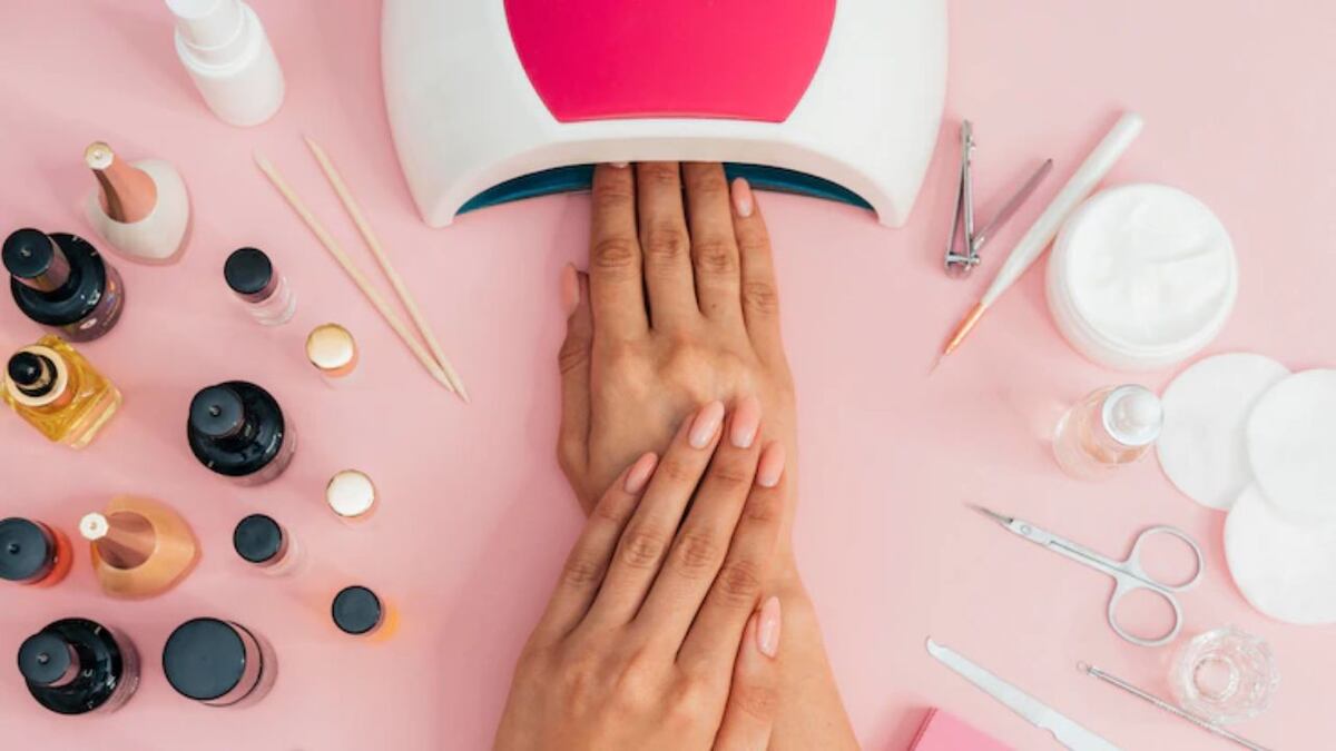 ¿Es peligroso secarse las uñas con lámparas de luz UV? Todo lo que debés saber sobre el tema