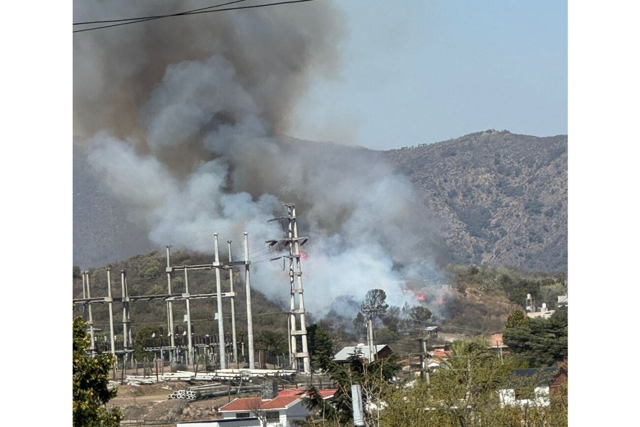 Córdoba: Bomberos combaten un incendio al pie del Camino del Cuadrado. (X / RADIOXLAFALDA)