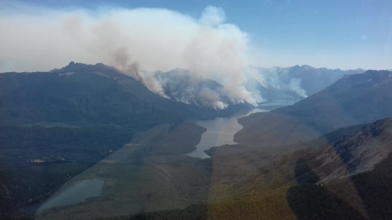 Brigadistas trabajan en la zona para apagar el fuego.