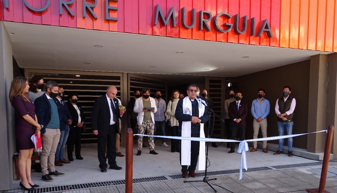 El padre Manuel Alfaro, párroco de la Iglesia Catedral, pronunció una invocación religiosa e impartió la bendición en la inauguración de Torre Murguía.