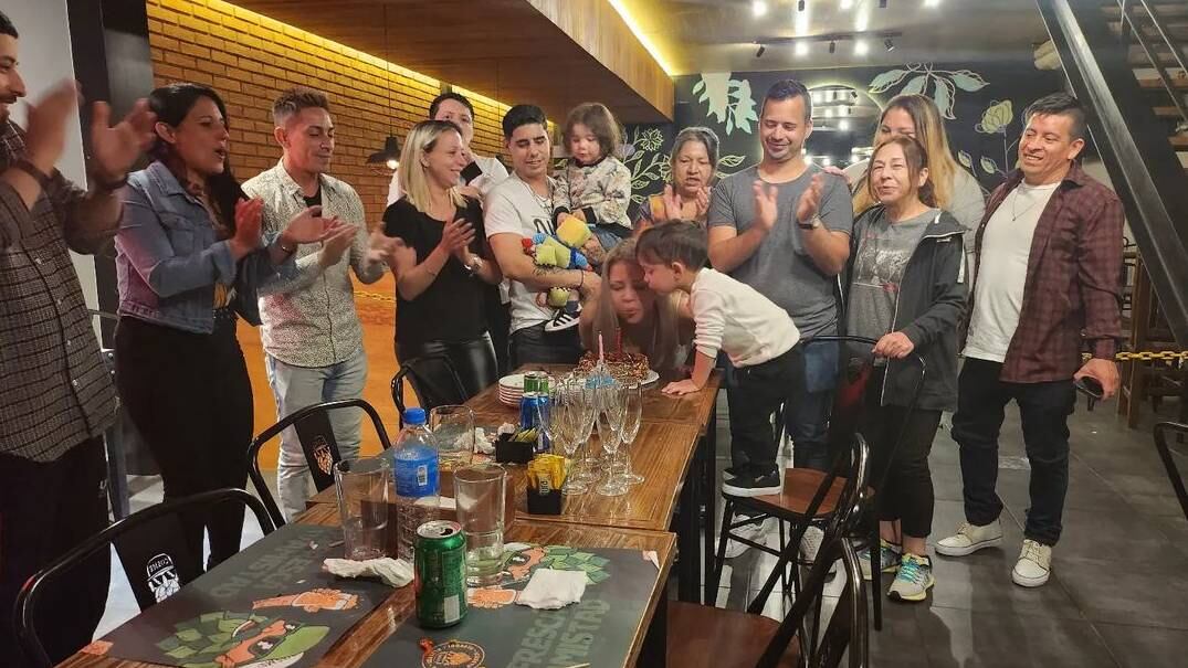 A la artista rosarina le cantaron el feliz cumpleaños después de la cena.