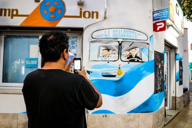 Este es el mural que Jorge "Corcho" Otarola hizo pintar en su kiosco.