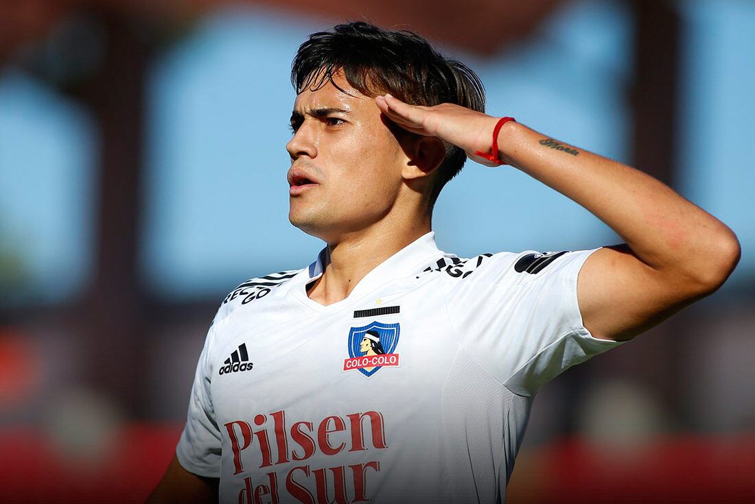 Pablo Solari, jugador de Talleres, vistiendo la camiseta de Colo Colo de Chile. (Prensa Colo Colo)