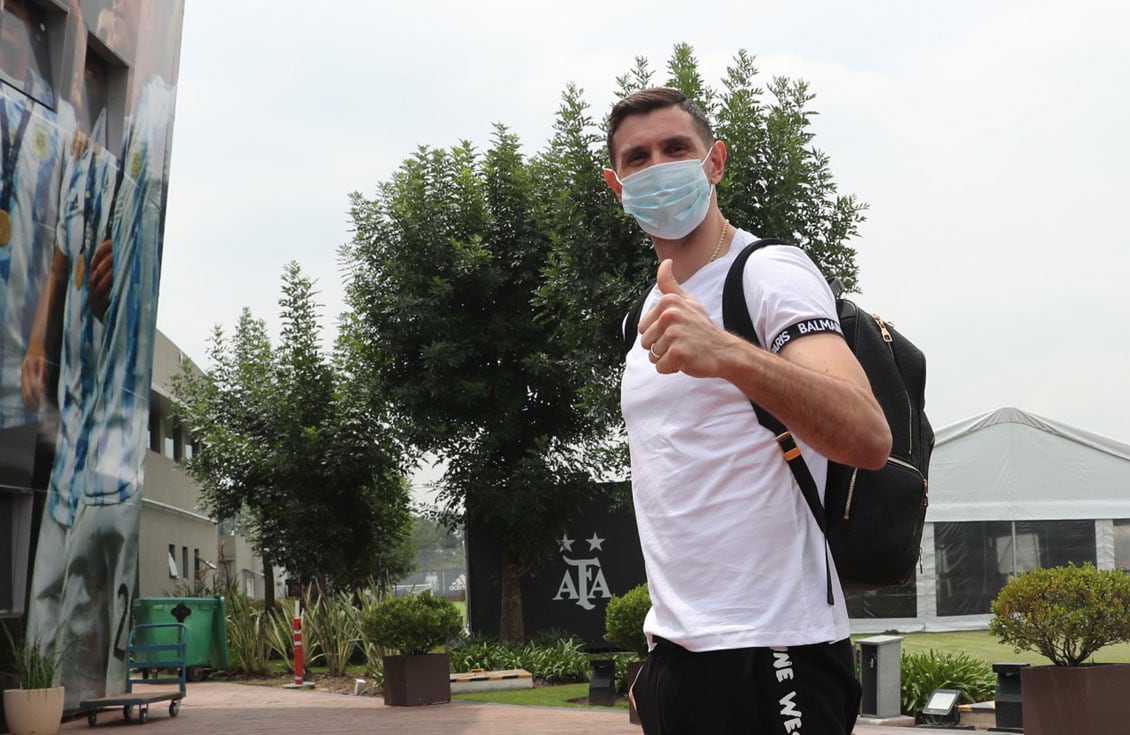 ¡Hay arquero! Emiliano "Dibu" Martínez ya se instaló en el predio de la AFA en Ezeiza. (@Argentina)