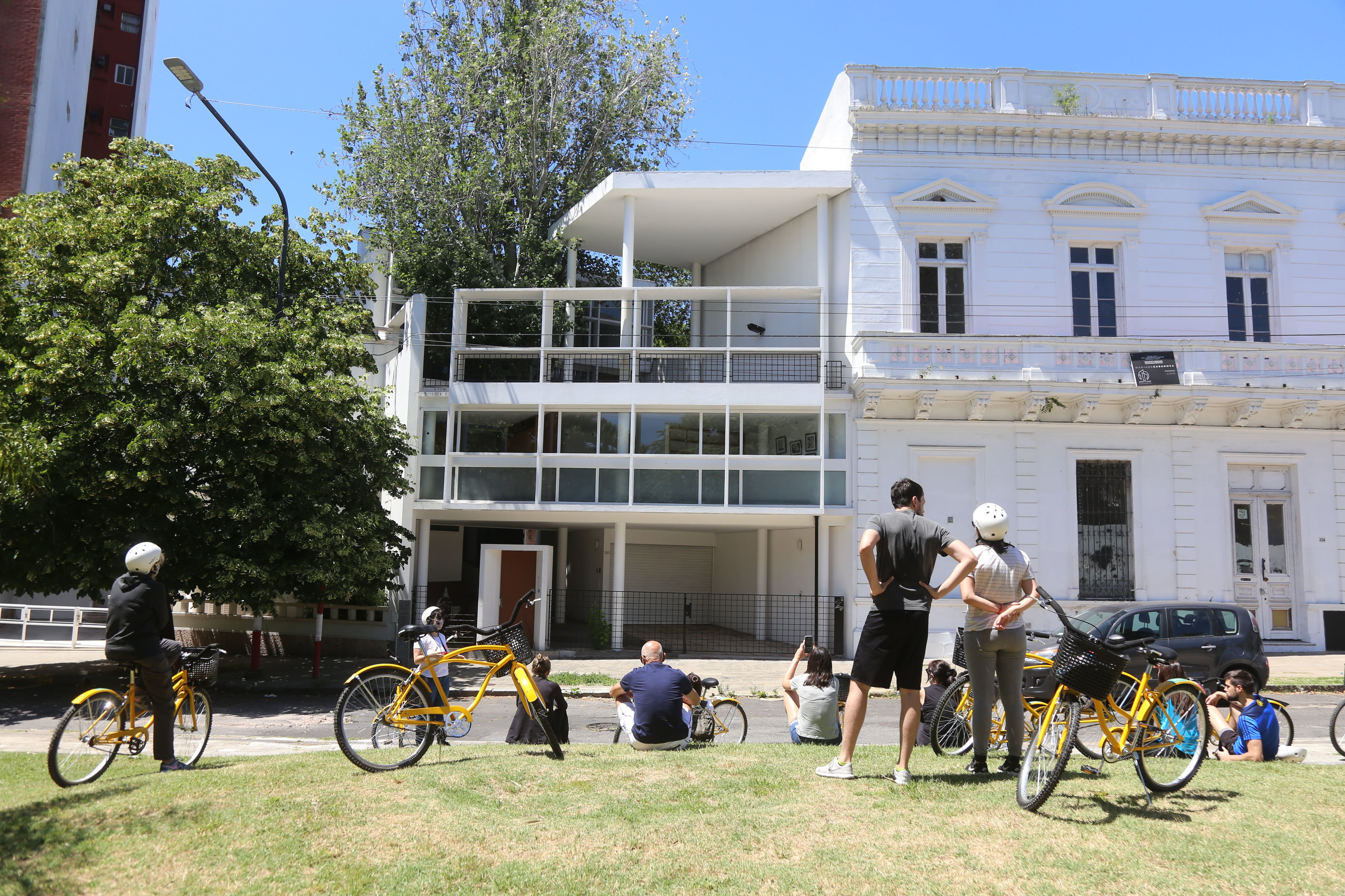 En cada recorrido, un guía brinda información sobre la historia y la arquitectura de la Ciudad.