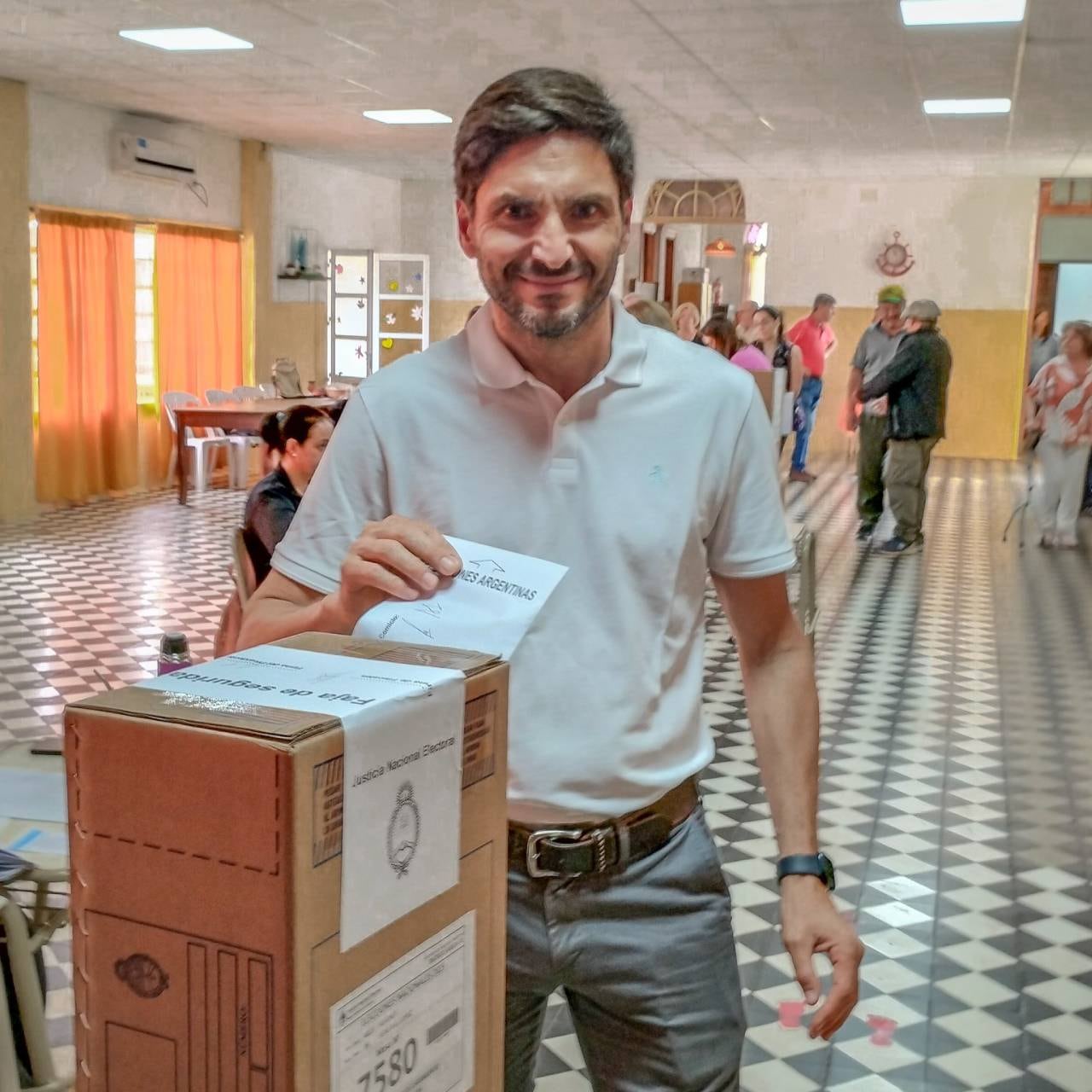 El exministro provincial votó en la escuela de su pueblo.