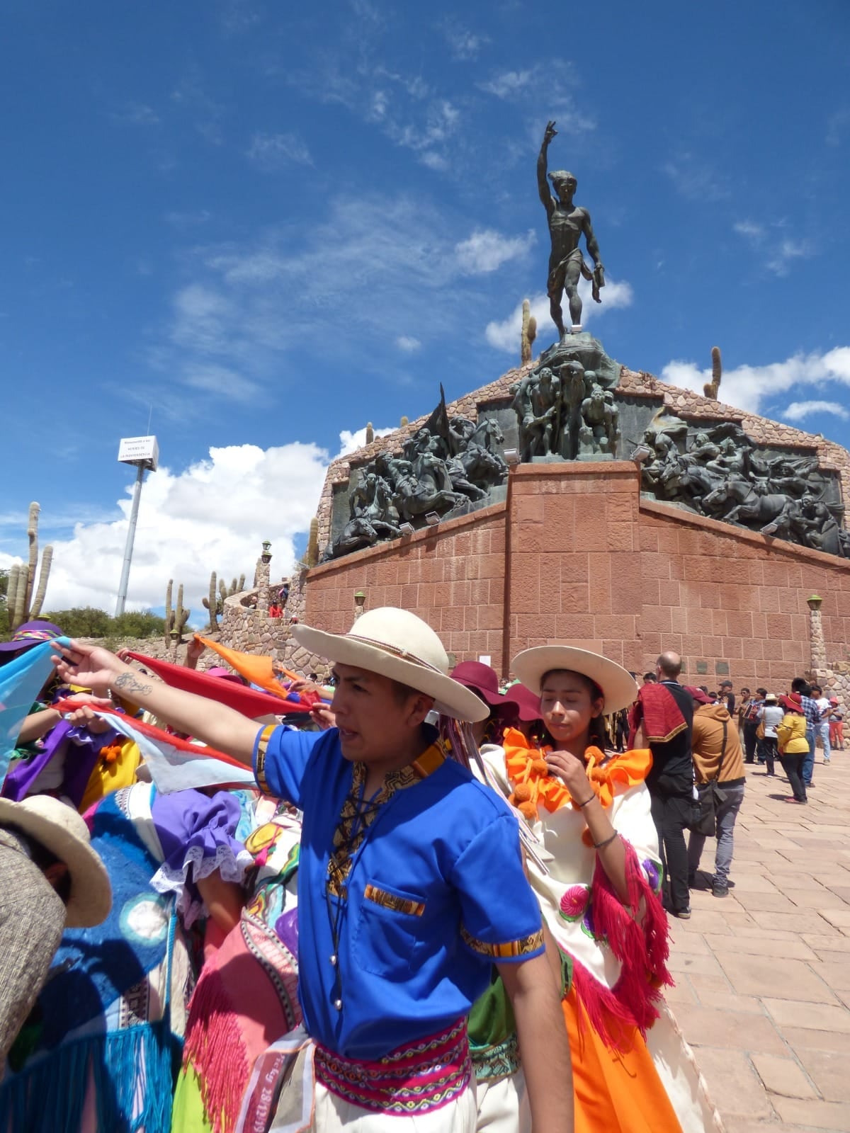 Bailarines locales, el Ballet "Juventud prolongada" de San Salvador de Jujuy y delegaciones de otras localidades quebradeñas y de Salta, danzaron al unísono "El Humahuaqueño", generando un estupendo espectáculo ante el monumento a los Héroes de la Independencia.