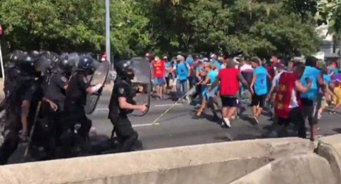 La Policía se enfrenta con los manifestantes para evitar el avance hacia el Ministerio de Desarrollo Social.