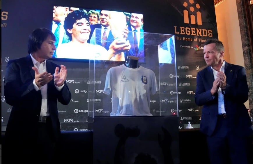 Marcelo Ordás y Lothar Matthäus junto a la reliquia del Diez.