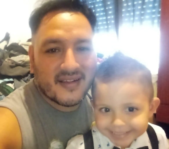 Andy, el niño de 3 años que sobrevivió al cáncer, junto a su papá.