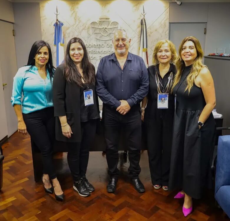 De izquierda a derecha, Fernanda Peynado, María Emilia Caro, Gustavo Bouhid, Judit Díaz Bazán y Natalia Paratore, en el despacho ministerial previo al inicio de la jornada REDES en Jujuy.