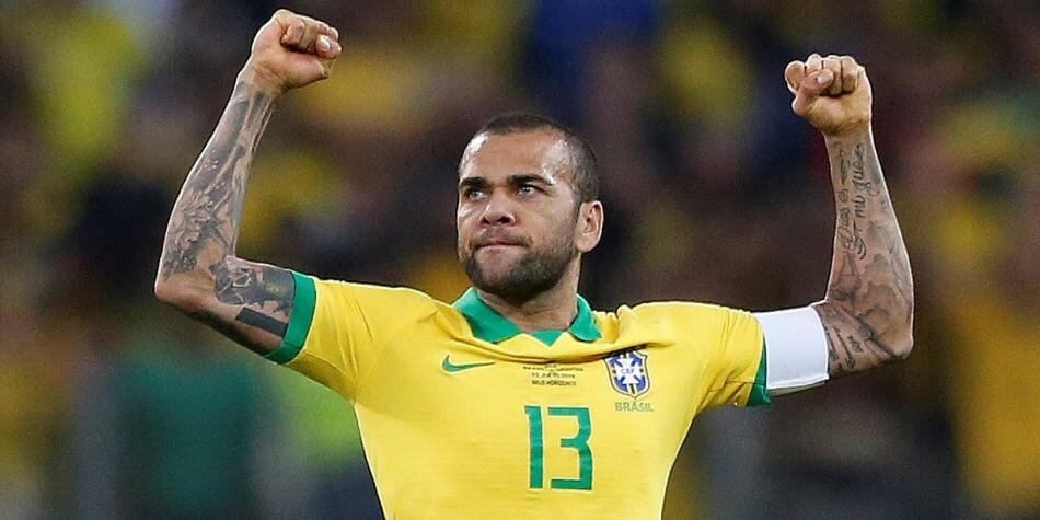 El defensor Dani Alves una e las figuras de Brasil y Barcelona.