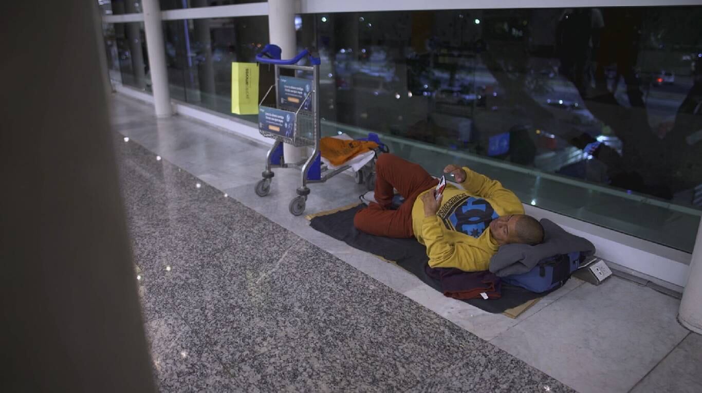 Refugiados de aeroparque salen por las mañanas en busca de comida y dinero.