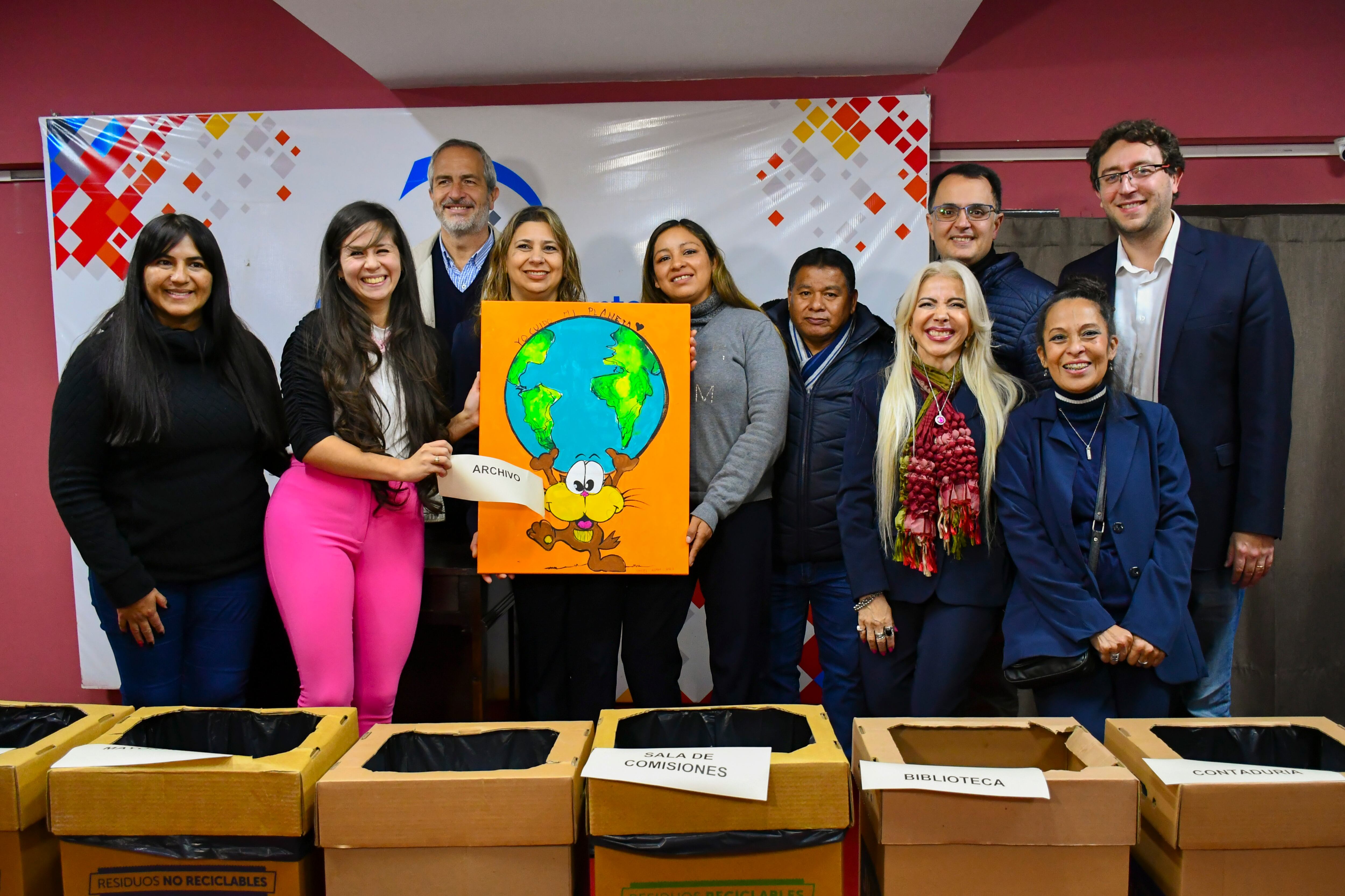 El cuadro obsequiado al Concejo por el niño Nahuel Alemán fue el premio para la oficina ganadora de la competencia de recolección de papel para reciclar.