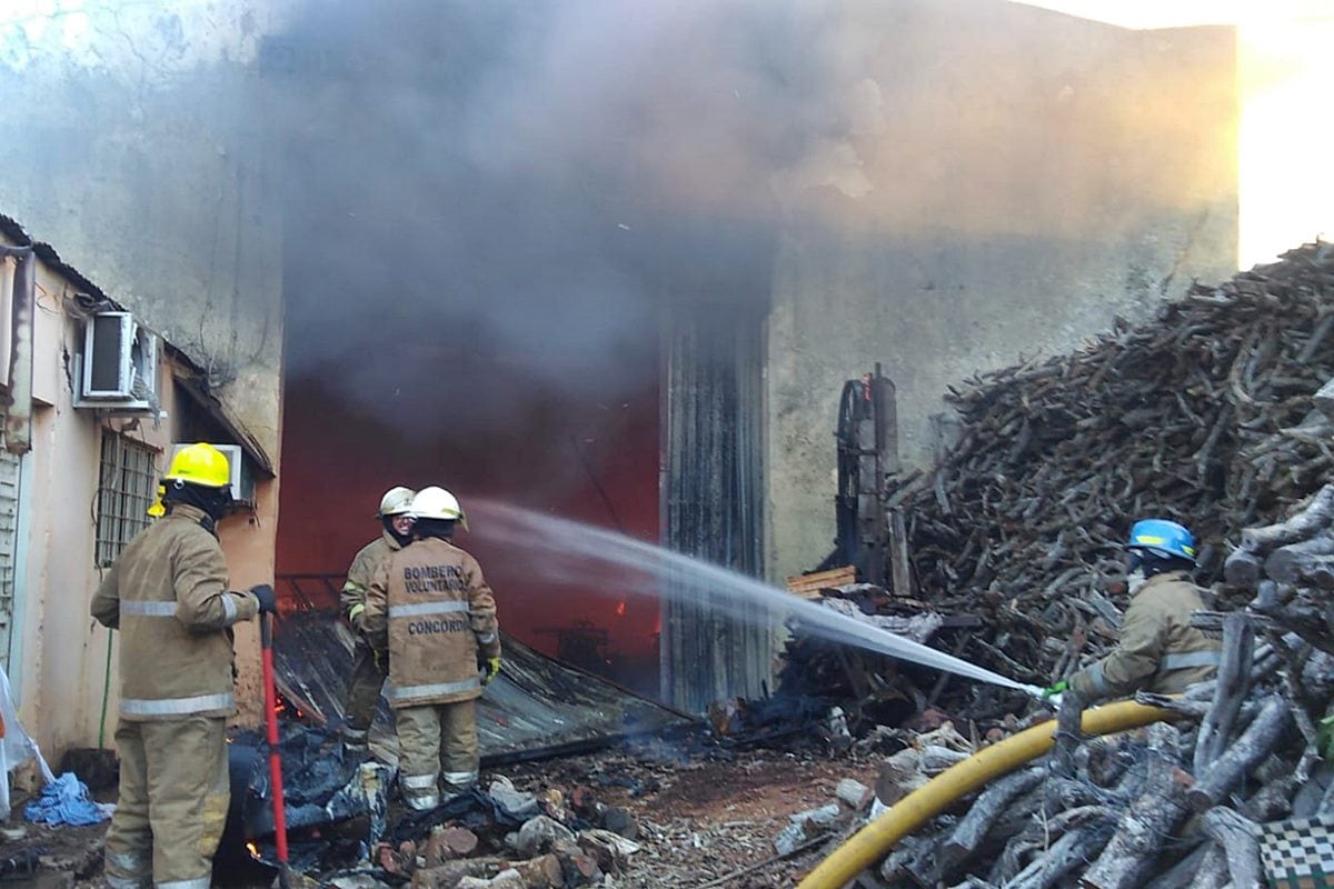 Incendio en depósito de leña en Concordia.