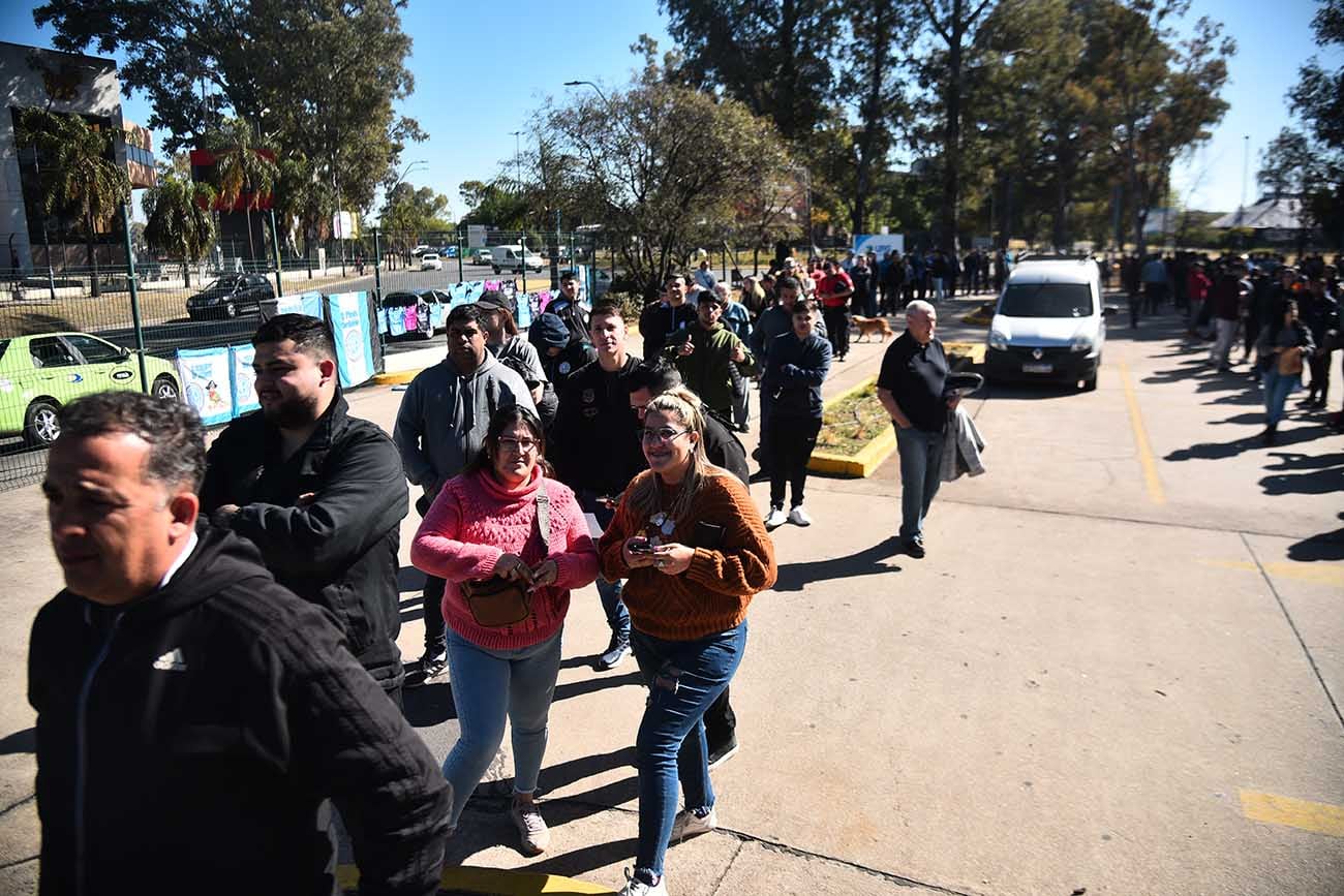 Los hinchas de Belgrano retiran las entradas en el Orfeo para el partido en San Nicolás. (Pedro Castillo / La Voz)