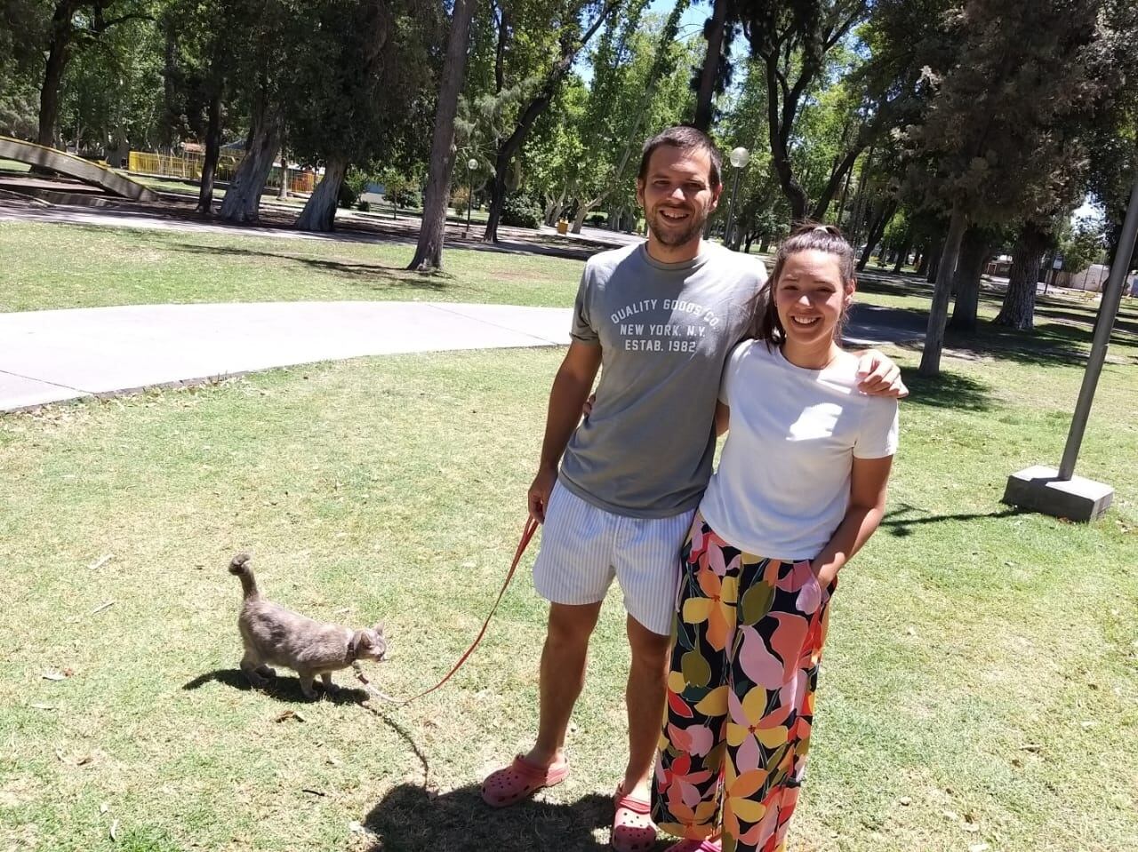 Adrián y Eugenia junto a uno de sus gatos en el Parque de Mayo, en San Juan