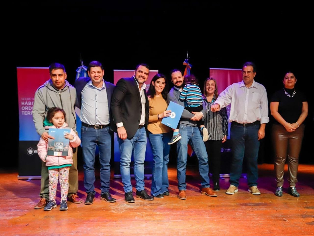 Vuoto encabezó el acto de entrega de tierras al personal jerárquico de la Municipalidad