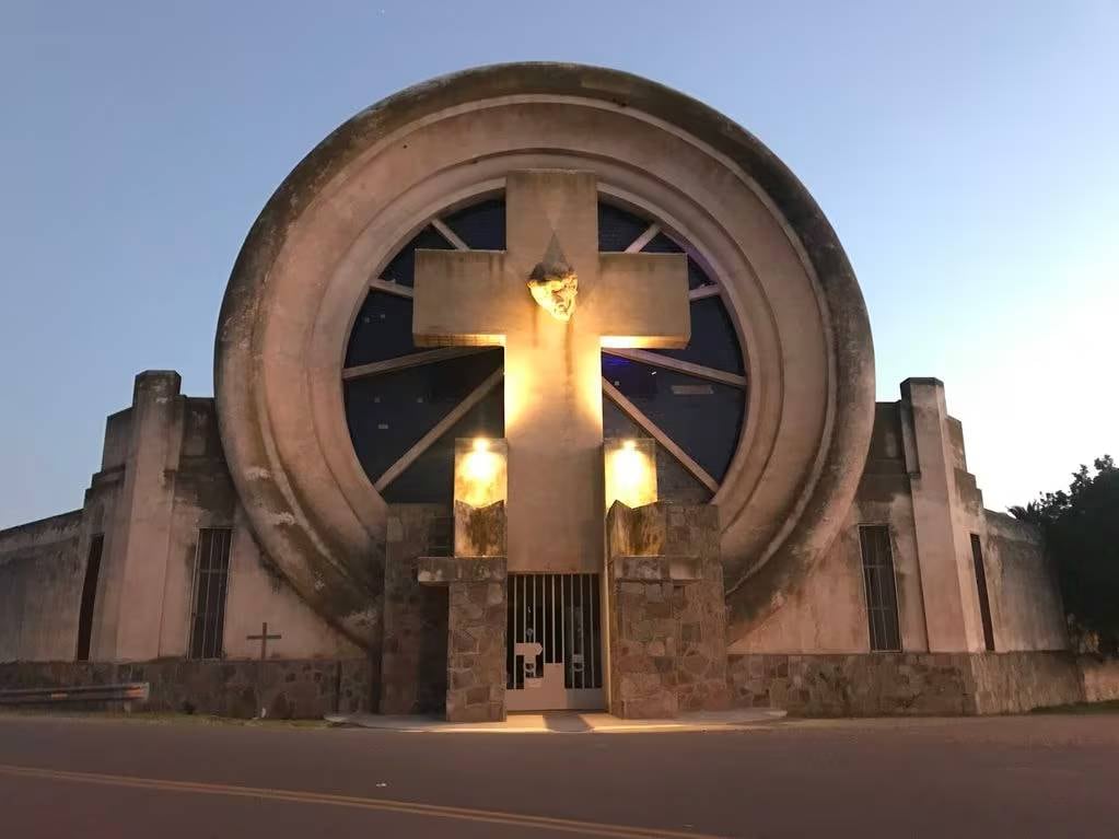 El Cementerio fue diseñado con una cabeza de Cristo en el centro de la cruz.