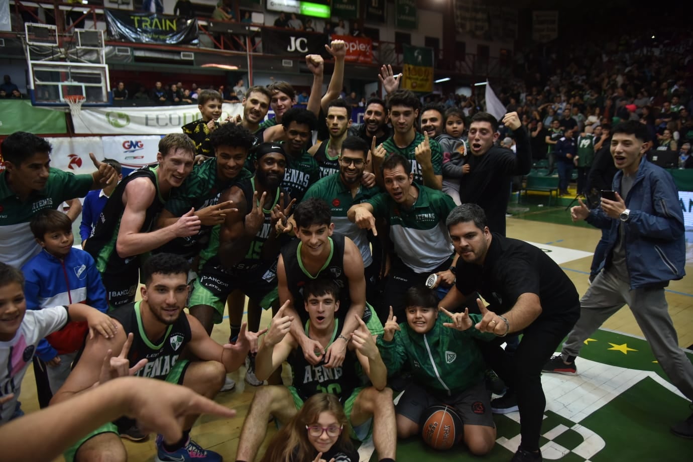 Atenas y el festejo de un triunfazo ante San Lorenzo. (Facundo Luque / La Voz).