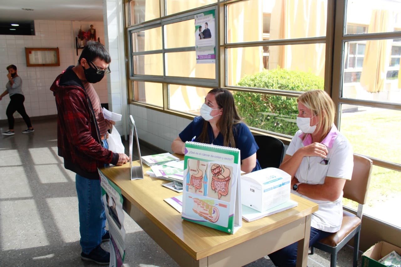 El stánd está en el hall de los consultorios externos del hosptial Schestakow. 