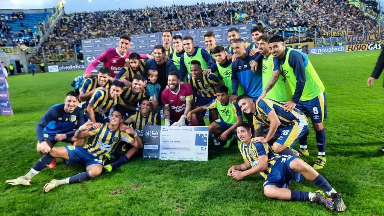 Los jugadores celebraron con el cheque del premio por el triunfo.